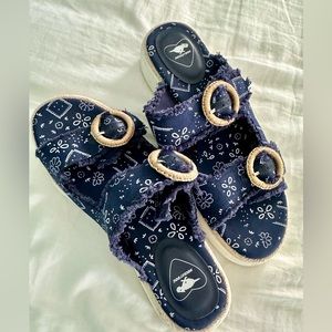 Rocket Dog size 8 slip on sandals in blue bandanna